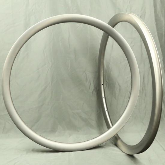 Asymetrical gravel race